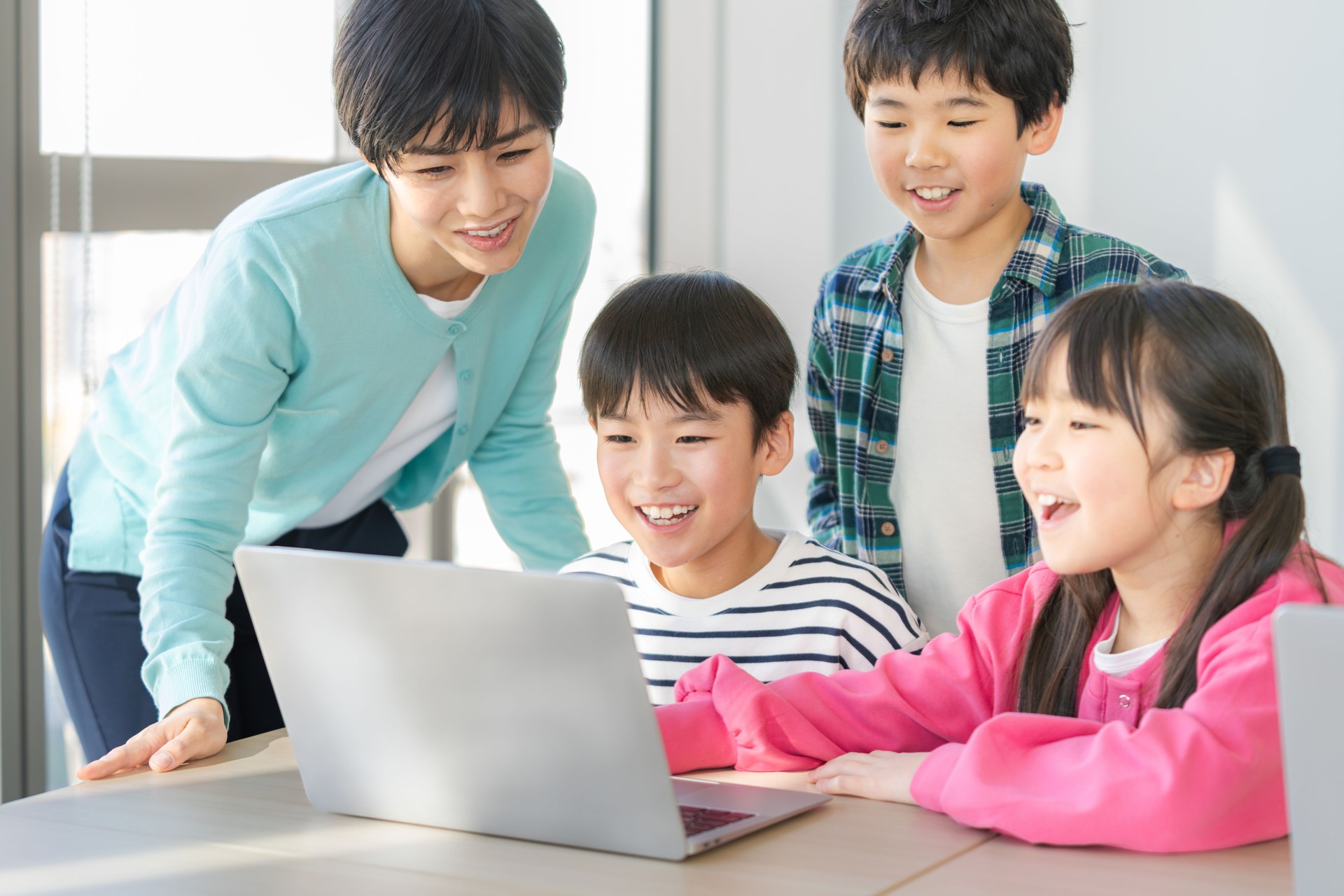 Elementary school students operating computers in the classroom